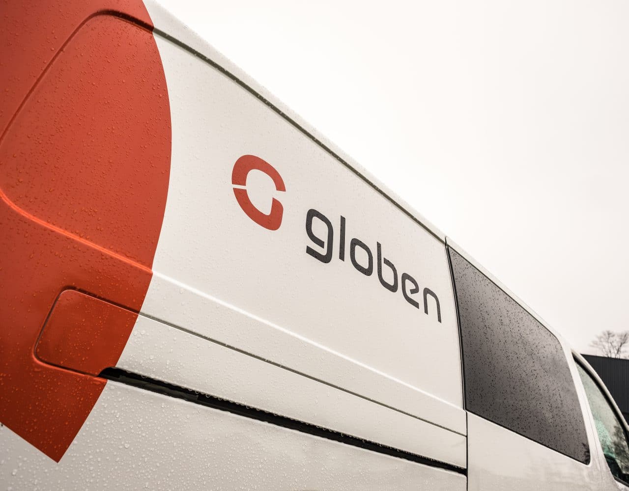 Het Globen logo op de peugeot expert