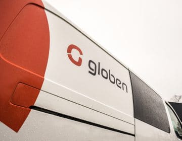 Het Globen logo op de peugeot expert