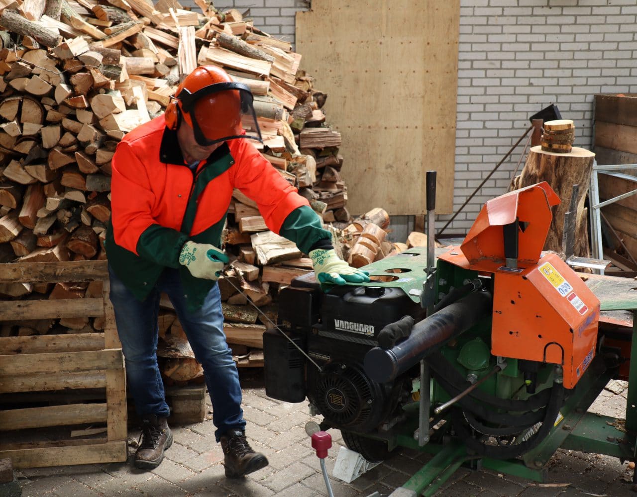 Aan het werk met een houtkloofmachine van Globen Verhuur