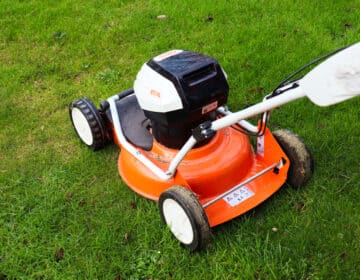 Stihl RMA 2 RPV Accu grasmaaier op het gras