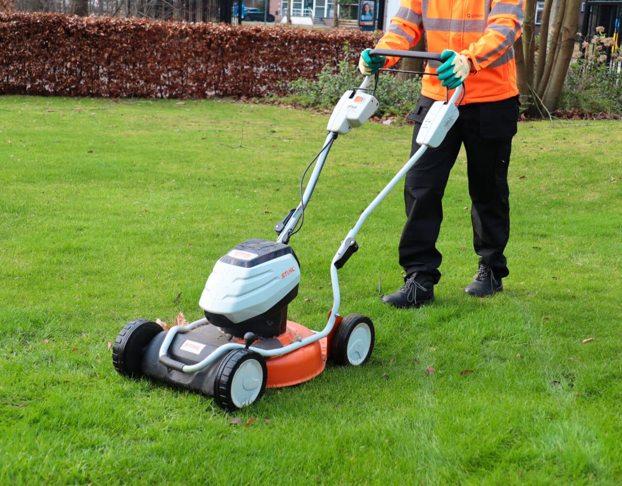 Stihl RMA 2 RPV Accu grasmaaier in actie